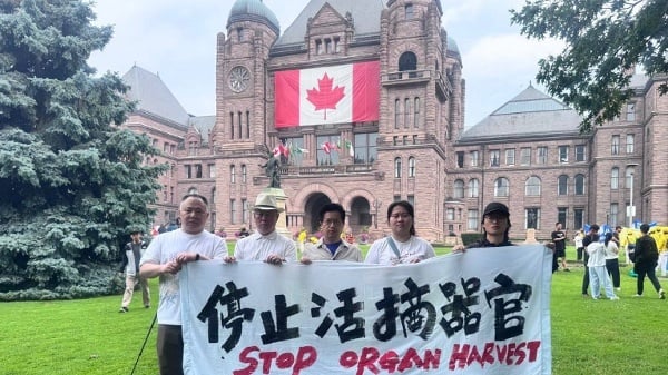 2026年7月18日，萬慧子在多倫多安省省府大樓前參加法輪功反迫害27週年集會。