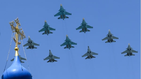 2020年6月24日，俄羅斯蘇-35S、蘇-34和蘇-30SM戰機飛越莫斯科市中心，參加二戰勝利75週年閱兵式。