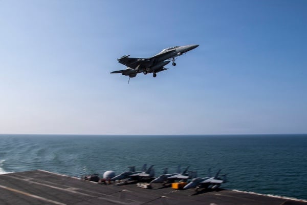 2026年3月6日，地中海海域，一架隸屬於美國海軍第41戰鬥攻擊機中隊（VFA-41）的F/A-18F「超級大黃蜂」戰鬥機，在執行「史詩怒火行動」期間，飛越尼米茲級「亞伯拉罕．林肯」號航空母艦的飛行甲板。
