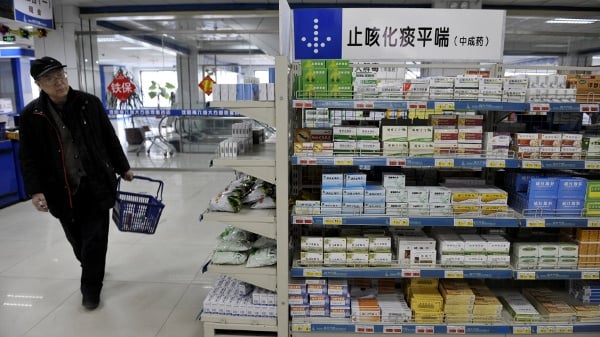 2009年4月7日，中国辽宁省沈阳市的一位居民在药局选购药品。