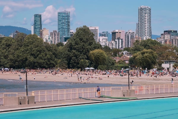 2026年5月31日，加拿大卑诗省温哥华，基斯兰奴海滩（Kitsilano Beach）及基斯兰奴泳池，背景为温哥华市中心天际线。
