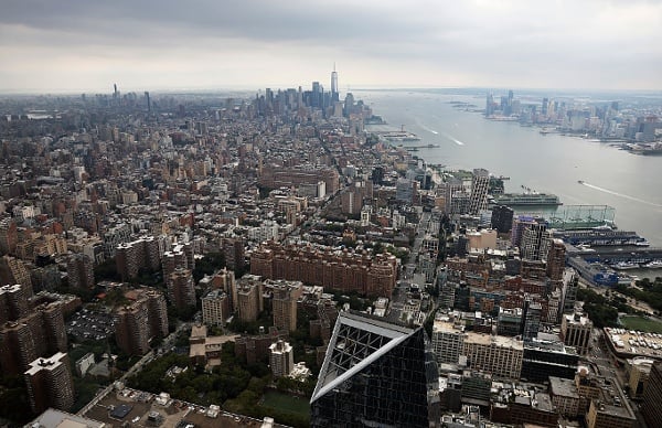 2026年8月30日，從空中俯瞰紐約市，可見一號世界貿易中心（One World Trade Center），遠處為曼哈頓下城。