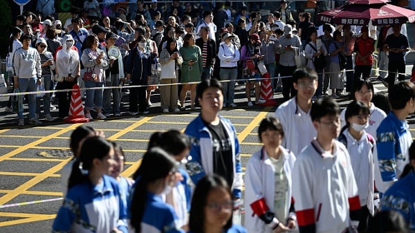 广东俩高中数千名学生集体“起义”：冲撞校门校园游行(图)