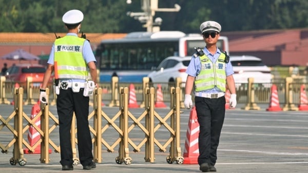 天安門草木皆兵情侶合影瞬時被秘密警察包圍(圖)