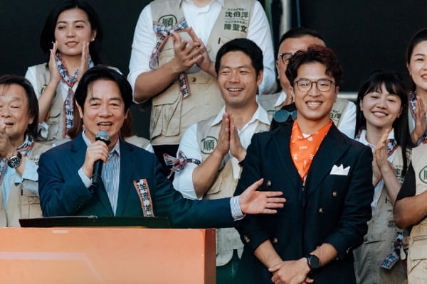 2026年10月4日，台灣總統賴清德（左）在台北出席民進黨台北市長候選人沈伯洋（右）競選總部成立大會並發表講話。