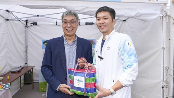農業部亞運期間在日本名古屋舉辦「台灣農產品特展」，運動部長李洋（右）、農業部長陳駿季（左） 出席推廣，並拿著充滿台灣特色的茄芷袋合影。（圖片來源：中央社）  
