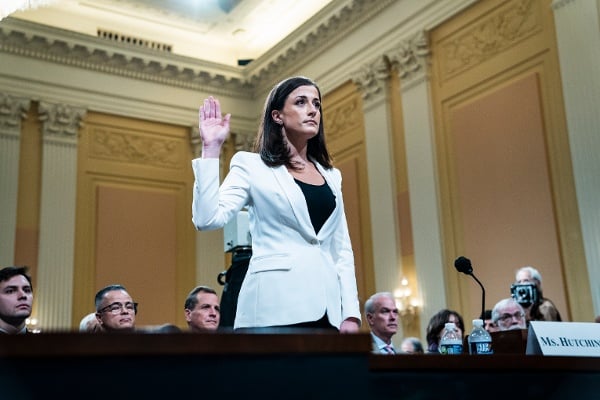 2022年6月28日，美國華盛頓特區，川普前白宮幕僚長馬克．梅多斯（Mark Meadows）的前助手卡西迪．哈欽森（Cassidy Hutchinson），在國會山舉行的眾議院特別調查委員會聽證會上宣誓作證。