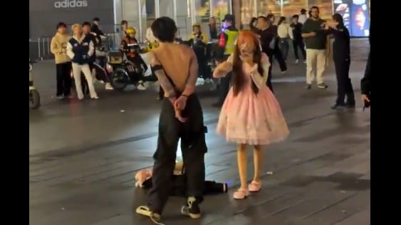 罵中共的人越來越多廣州小夥街頭面對警察大罵共產黨(圖)