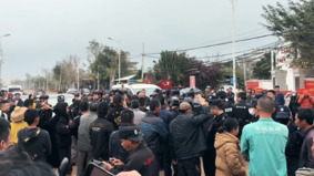 海南爆大规模冲突遭警镇压村民愤而拿砖石还击(图)