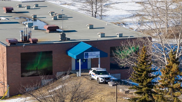 2026年2月11日，加拿大卑诗省小鎮圖姆布勒里奇發生槍擊案，造成至少9人死亡。圖為事發中學和高中的空拍照片。(Eagle Vision Agency / AFP via Getty Images)