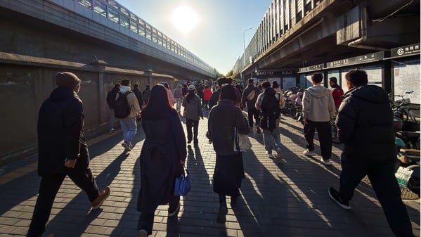 九成国人月入不足五千动荡风险加剧如何自保(图)