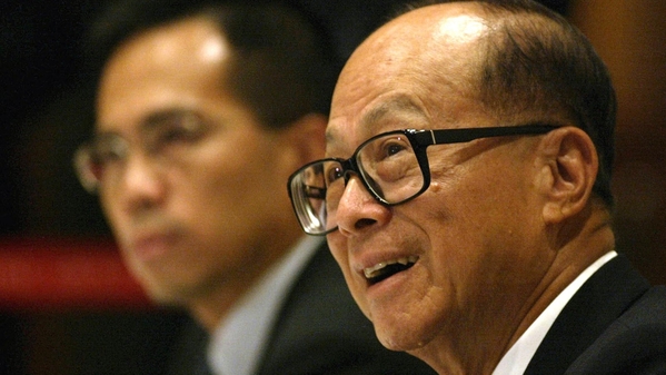 2005年8月25日，李嘉诚（右）在香港举行的新闻发布会上发表讲话。（图片来源：ANTONY DICKSON / AFP via Getty Images）