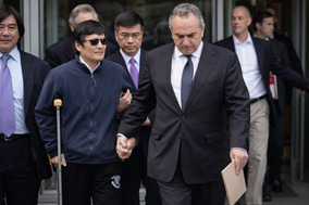 灑淚別故鄉心繫大陸苦難(圖)