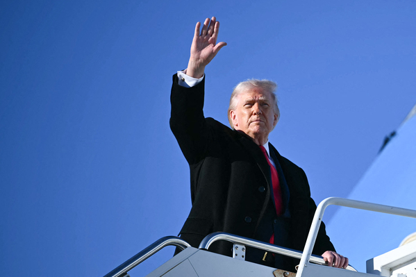 2026年2月13日，美國總統唐納德．特朗普在北卡羅來納州布拉格堡的波普陸軍機場登上空軍一號專機，前往佛羅里達州棕櫚灘度週末時向人群揮手致意。