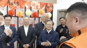 笑喷习近平要求“坚决维护习近平”(视频)