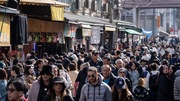 2026年2月5日，日本东京筑地游客如织。