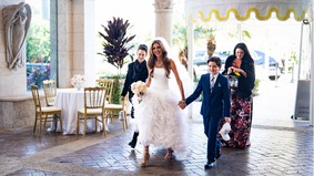 川普幕僚海湖莊園大婚大咖雲集馬斯克攜伴現身(組圖)