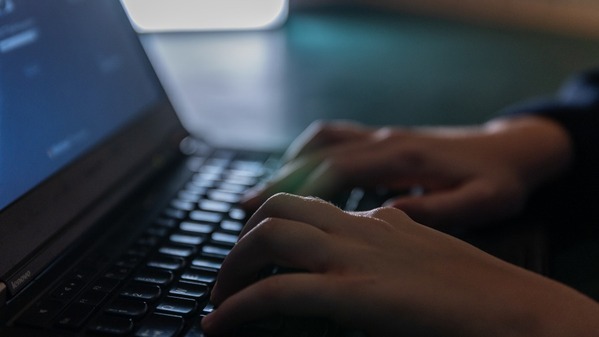 中共恶行遭曝光局势不稳时就在海外社群散播大量色情内容洗版(组图)