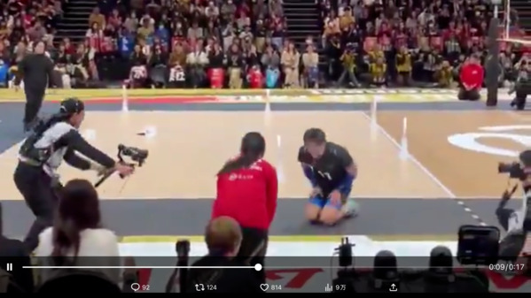 日本排球赛突发一幕爆红：选手误击他人“滑跪”致歉(图)