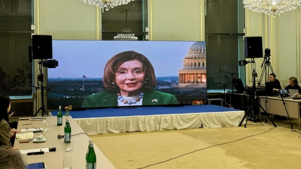 美国前众议院议长裴洛西透过视讯方式出席柏林“世 界论坛”，在台湾专题工作坊发表谈话，指出孤立台 湾会导致全球灾难。 中央社记者林尚萦柏林摄