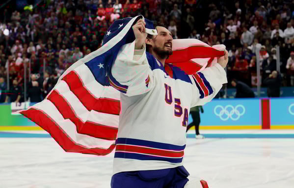 2026年2月22日：在米兰-科尔蒂纳2026冬奥会第16天的男子冰球金牌赛中，美国队37号康纳·赫勒布克（Connor Hellebuyck）多次完成关键扑救，帮助球队在加时赛中战胜加拿大队，夺得金牌。