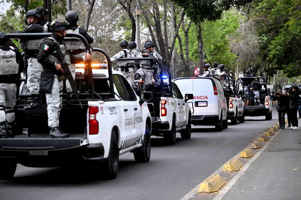 2026年2月22日，墨西哥国民警卫队特种部队护送法医服务部门的救护车抵达墨西哥城有组织犯罪特别检察官办公室（FEMDO）总部。
