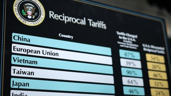 2025年4月2日，在華盛頓特區的白宮詹姆斯·布雷迪新聞發布室，一張顯示美國對其他國家徵收「對等關稅」的圖表正在展出。