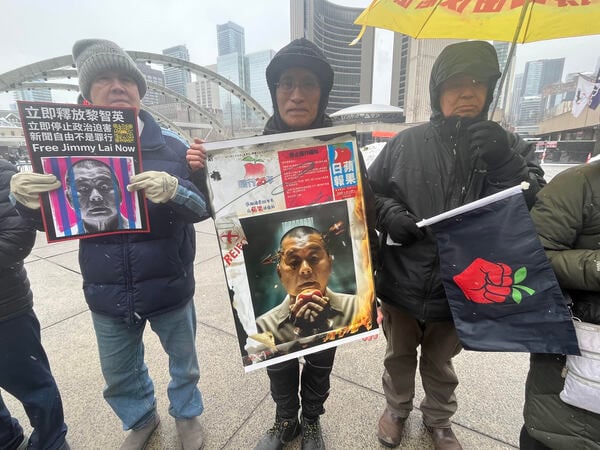 2026年2月22日，在加拿大多伦多市政厅广场，港人组织“毋忘初心”发起人链行动声援被重判20年监禁的黎智英。多家团体如港加联、多伦多支联会、民阵加拿大前去支援。（看中国摄）(16:9)上傳者:aprilzhu ---上傳時間:2026-02-24 13:19:27.194971