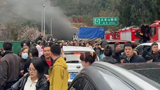 京昆高速隧道貨車起火爆三聲巨響民眾棄車逃亡(圖)