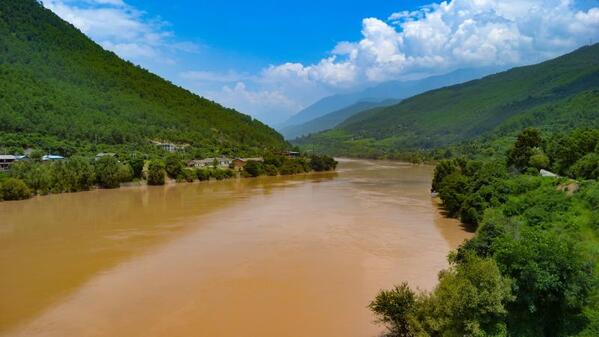 在这条黄浊的河流上，发生了很多诡异的神秘事件