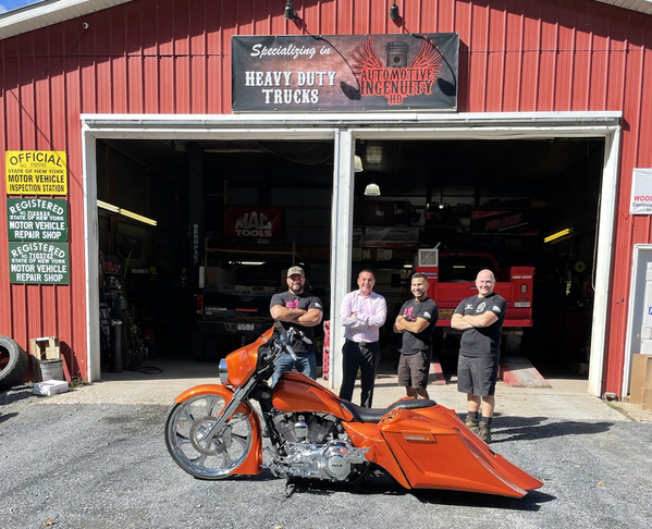 古兹曼（Edin V. Guzman，右二）、鲍尔斯（Jeff Powers，左）与德里（Ryan Derry，右）为汽车匠心 HD（Automotive Ingenuity HD）的共同创办人。该公司位于尤宁维尔（Unionville），是一家以信任与社区连结为核心理念的汽车及重型车辆维修厂。