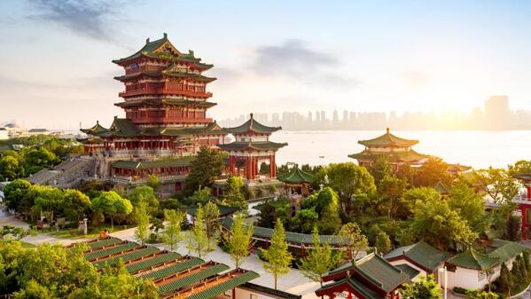 中国明代文学家瞿佑收集了那一时代的一些奇闻异事，写成了《剪灯新话》一书