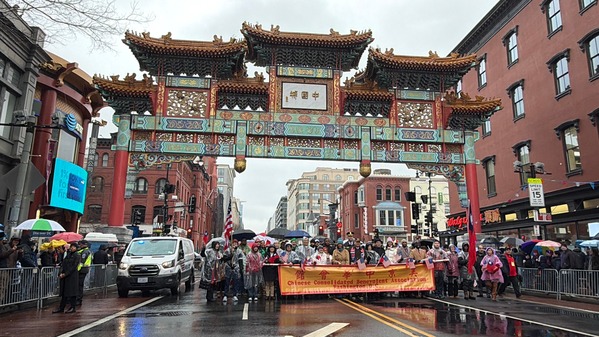 遊行隊伍在華府中國城牌樓下合影