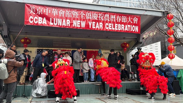 僑務委員長徐佳青、台灣駐美代表俞大㵢、美京中華會館主席徐腕佑、華府市長鮑澤等給獅子餵紅包