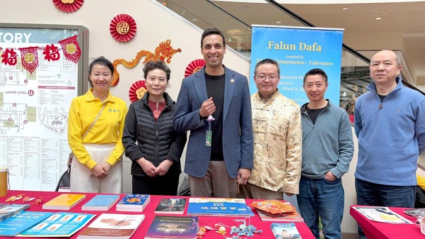 弗州第10选区国会议员苏哈斯・苏布拉马尼亚姆(Rep. Suhas Subramanyam, 左三)与法轮功学员合影