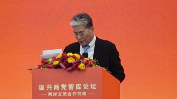 国共两党智库论坛“两岸交流合作前瞻”3日在北京举行。国民党国政基金会副董事长李鸿源做总结。中央社