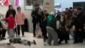 成都機器人表演碰撞老人雙雙倒地不起令觀眾驚呼(圖)