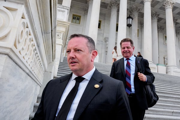 密蘇里州共和黨眾議員埃里克．伯利森（左）於2025年7月23日在華盛頓特區的美國國會大廈走下眾議院的台階。