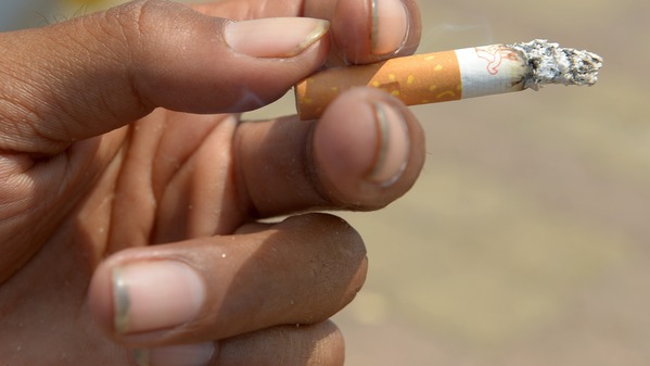 男子街头抽烟, 凸显控烟与健康风险