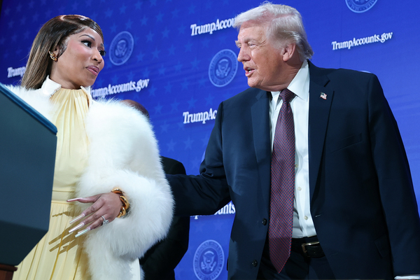 音乐人妮琪·米娜（Nicki Minaj）在2026年1月28日于华盛顿特区安德鲁·W·梅隆礼堂（Andrew W. Mellon Auditorium）举行的财政部“特朗普账户”峰会上，与美国总统川普同台亮相。