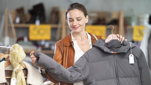 一个女士在选羽绒服