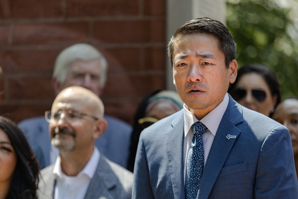 2025年8月13日：德克薩斯州眾議院民主黨黨團主席吳元之在伊利諾伊州芝加哥馬奎特公園的馬丁．路德．金博士紀念碑前舉行的新聞發布會上發表講話。