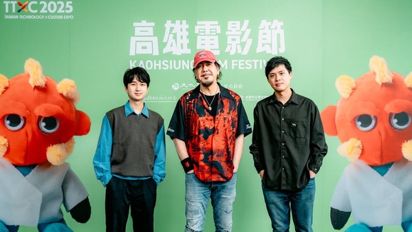 2025年10月11日，香港影帝黃秋生（中）與電影「不赦之罪」劇組去臺灣參加2025高雄電影節，受訪分享跟導演譚善揚（左）、導演林善（右）合作故事。（中央社）(16:9)