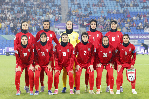 伊朗女足队员在2026年3月8日澳大利亚黄金海岸举行的亚足联女足亚洲杯伊朗对阵菲律宾赛前合影。