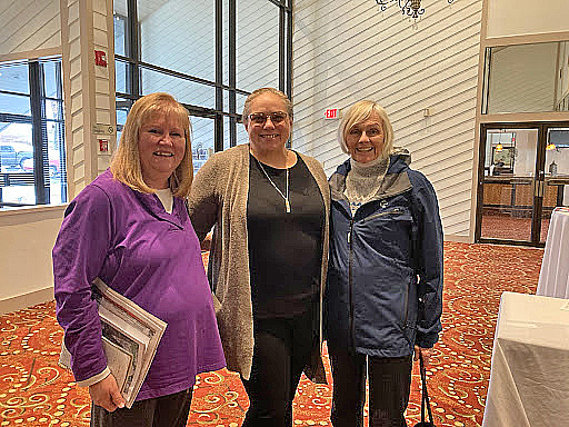SCNY 的 Geri Neumann（中）與紐約州女性領袖 Janet Carey（右）和 Tammy Gibson（左）與與會者分享拓展人脈的建議。（攝影：Sarah Shao/Vision Times）