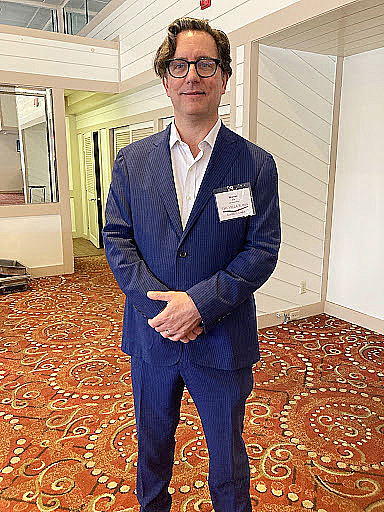 Villa Roma Resort 的 沃倫·辛恩（Warren Zinn）歡迎與會者，並介紹度假村在社區中的角色。（攝影：Sarah Shao/Vision Times）