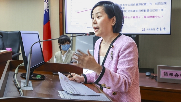 官員拒上台李貞秀質詢首秀「踢鐵板」對空氣說話(圖)