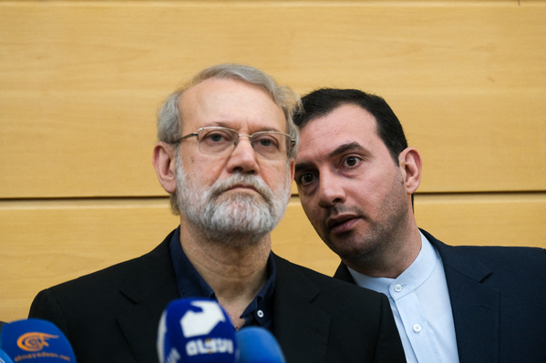 2025年9月27日，伊朗最高國家安全委員會秘書阿里．拉里賈尼（Ali Larijani）（左）抵達黎巴嫩貝魯特，出席真主黨領導人哈桑．納斯魯拉（Hassan Nasrallah）的追悼儀式。