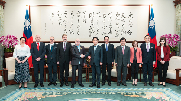 總統賴清德（中）17日接見波蘭前總統華勒沙（左5）等一行人，感謝其30年來始終和台灣站在一起。