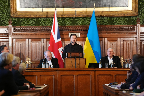 2026年3月17日，烏克蘭總統澤倫斯基（Volodymyr Zelensky）向英國議會議員發表講話。